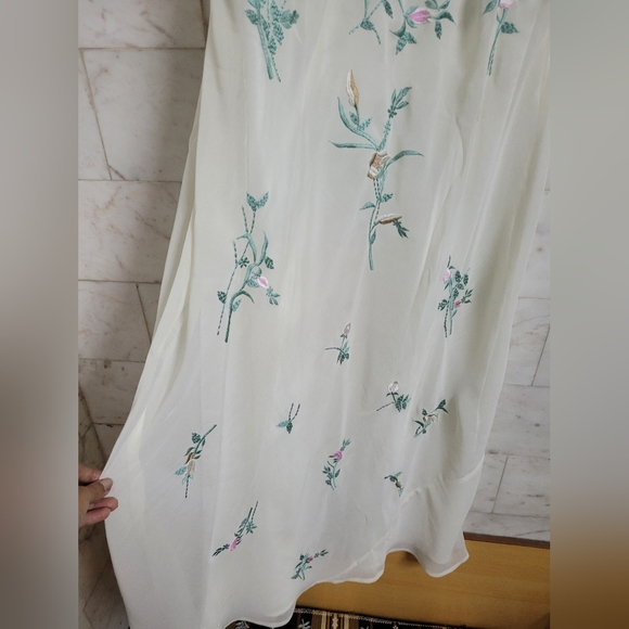 🌷White Floral Dress🌷 - Picture 4 of 12